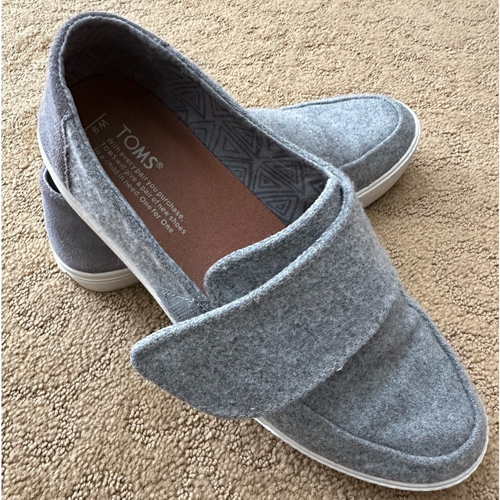 Women’s TOMS flannel sneaker size 9
